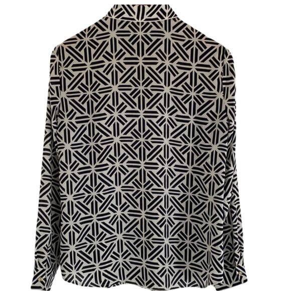 Banana Republic Geometric Print Silky Button-Down Blouse – EUC Size Small - Picture 4 of 5
